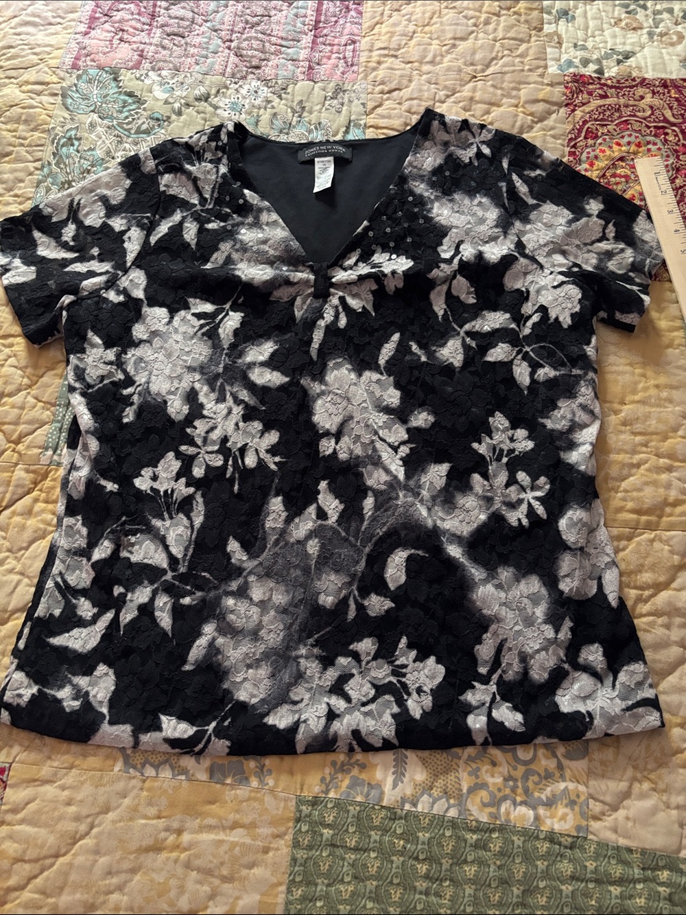 Jones New York Black and White Floral Lace V-Neck Top